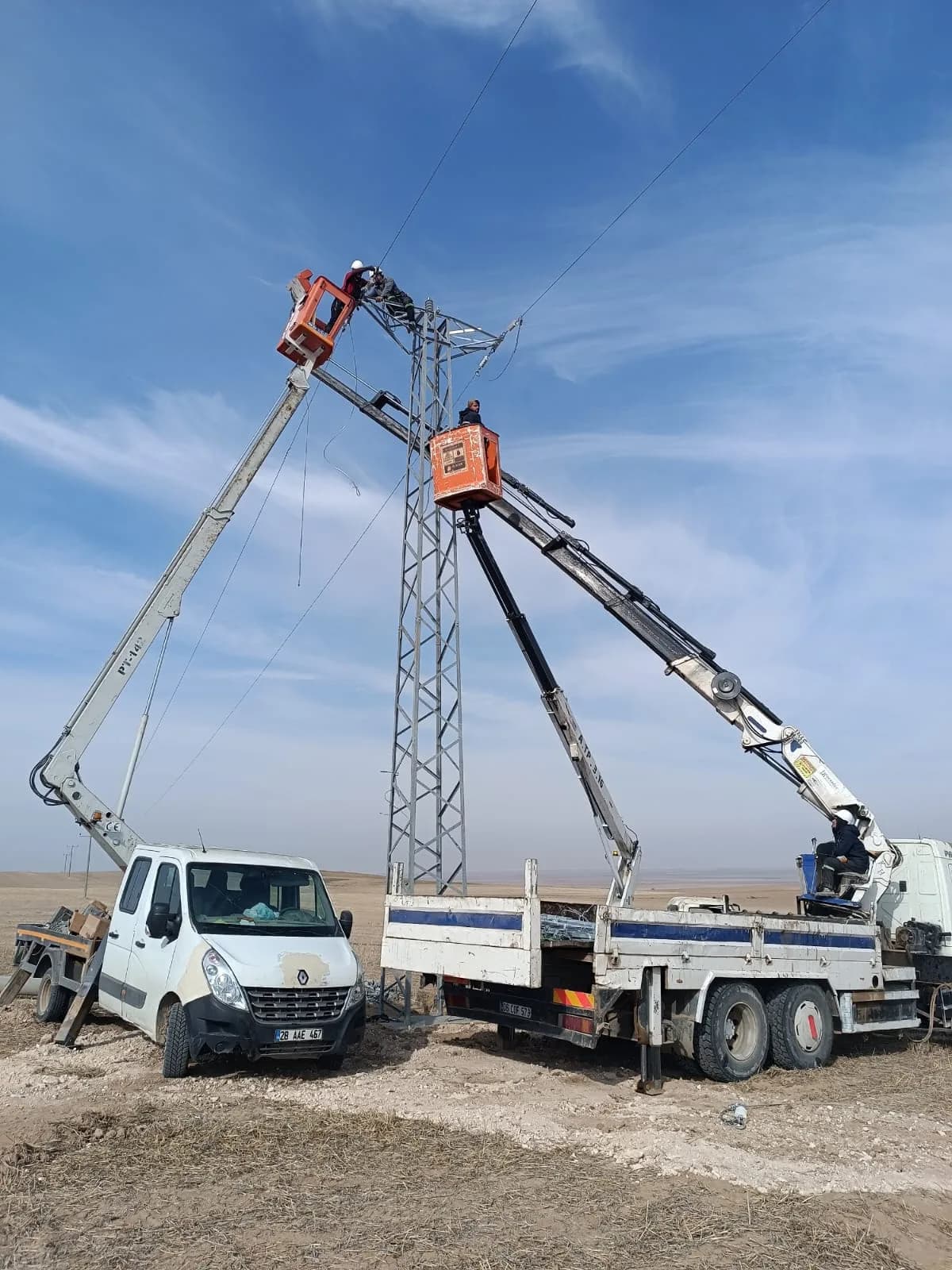 İki sepetli araçla direk üstünde eşzamanlı çalışma